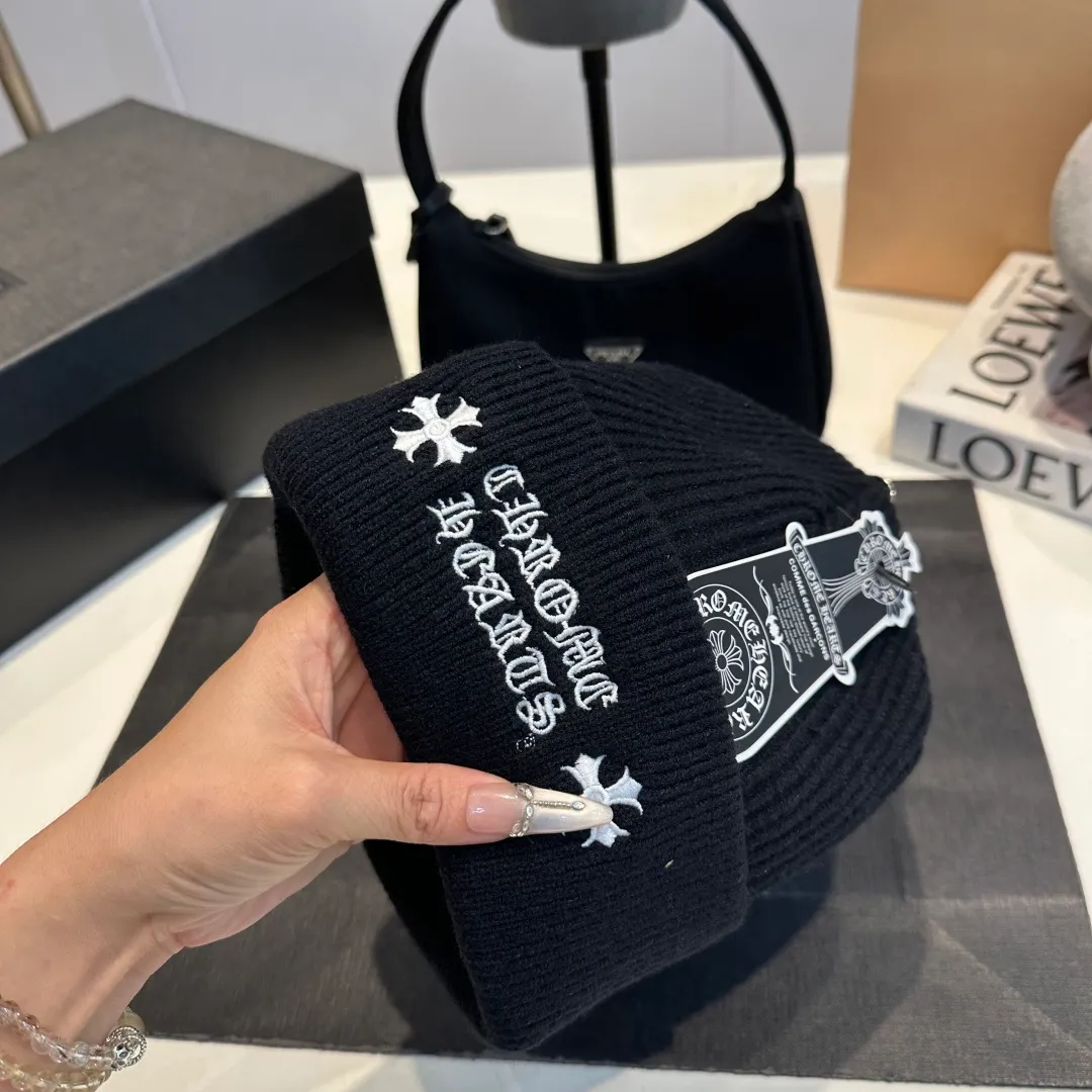 P46 Crow Heart Autumn and Winter Wool Knitted Beanie This must be a favorite of minimalism. It is clean, neat, fashionable and versatile, and will definitely not be picky about your face shape! A fashionable classic that lasts forever! Fashionable black and white can be purchased together!